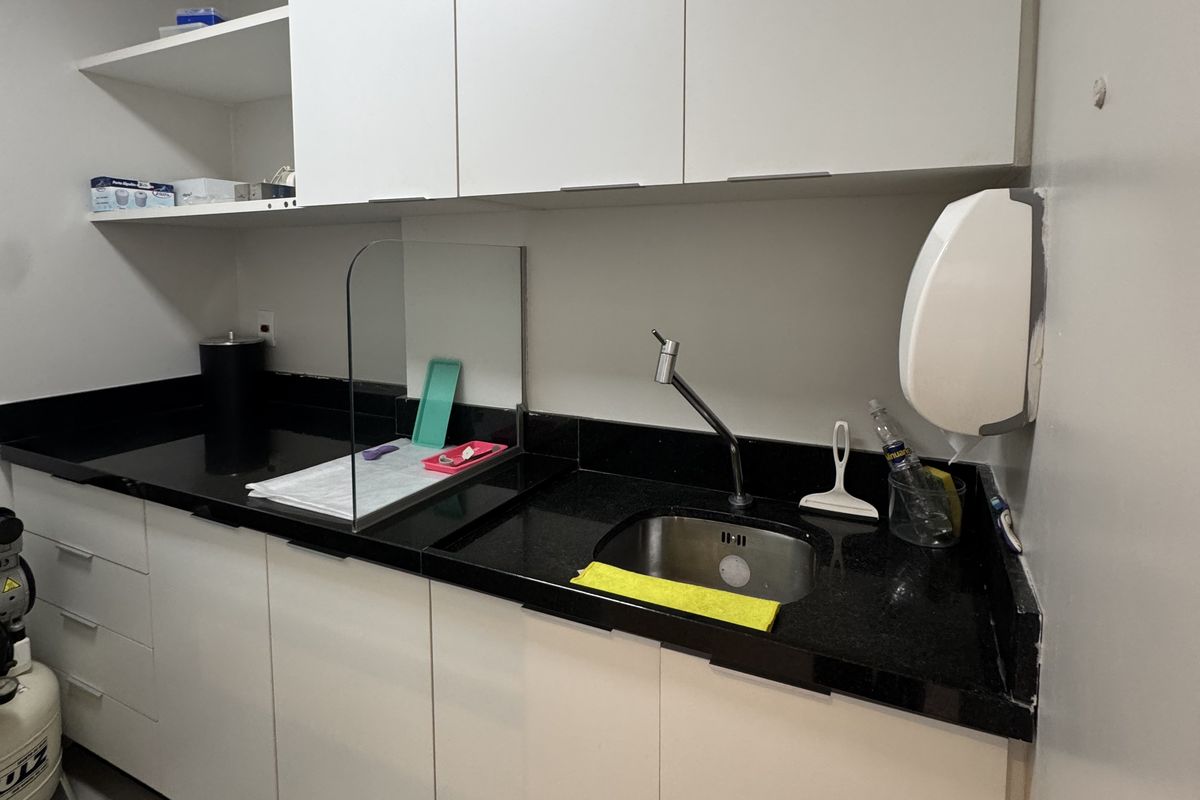 Central de esterilização (CME) com bancada, pia e área de preparo de materiais