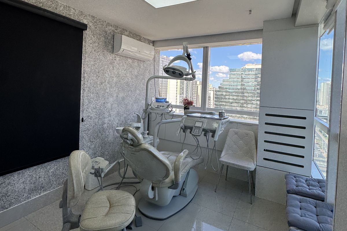 Consultório 2 com cadeira odontológica completa e vista panorâmica de Águas Claras