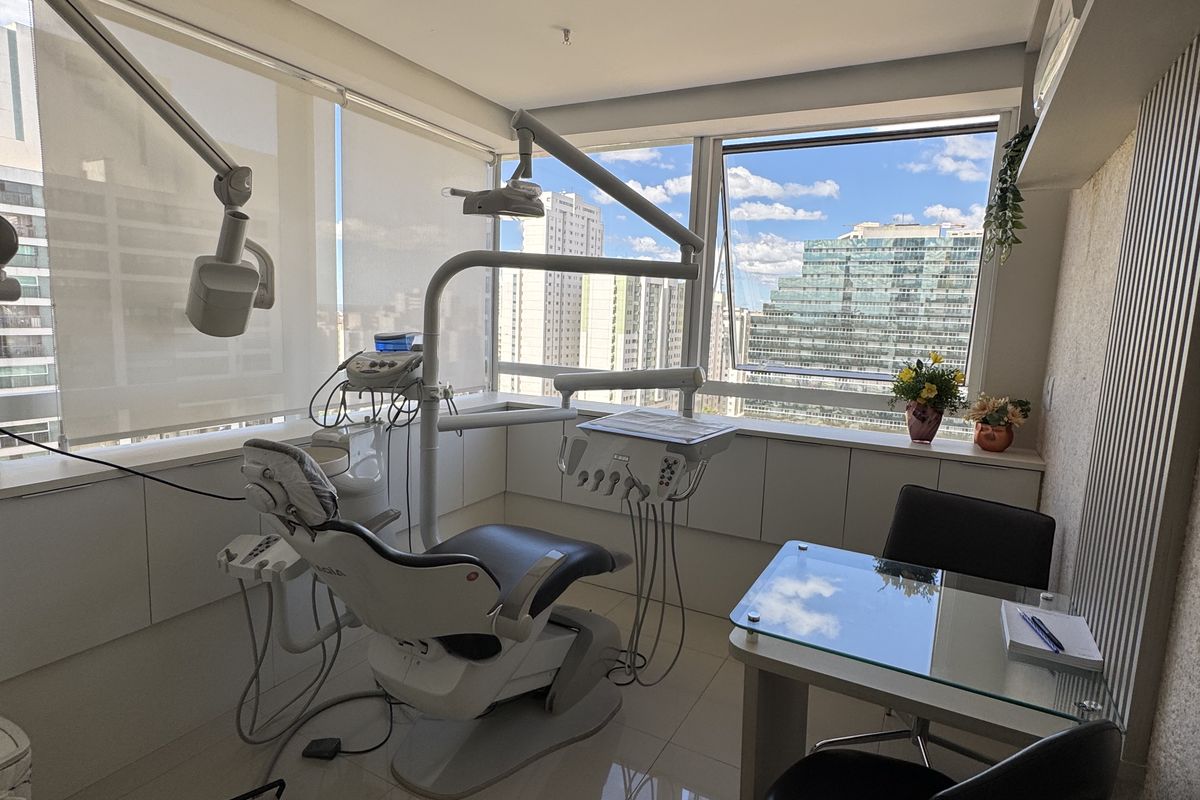 Consultório 1 com cadeira odontológica, equipo completo e aparelho de raio-X de parede