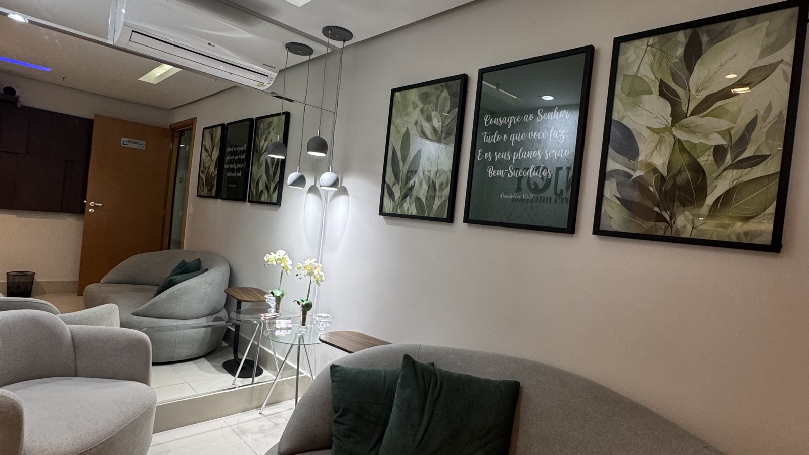 Recepção e sala de espera da ClinicShare, coworking odontológico em Águas Claras